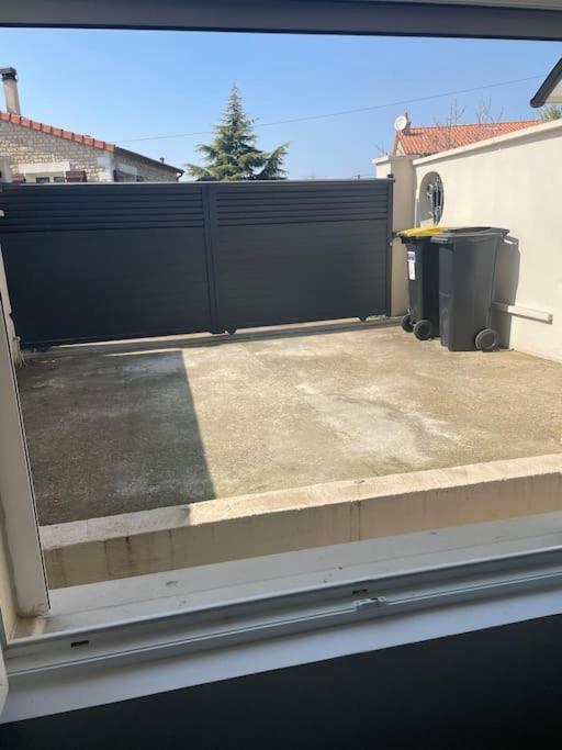 Charmant Appartement Avec Parking Privee Buxerolles Exterior foto